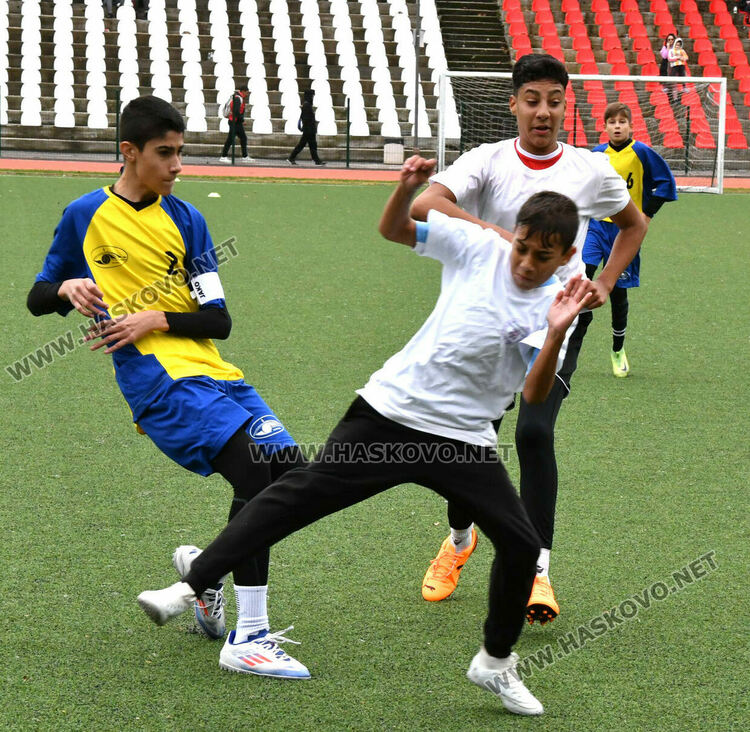 Ударно начало на ученическите игри по футбол
