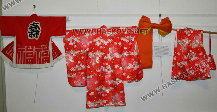 Уникално сватбено кимоно на 101 години е изложено в галерия „Атанас Шаренков“ в Хасково