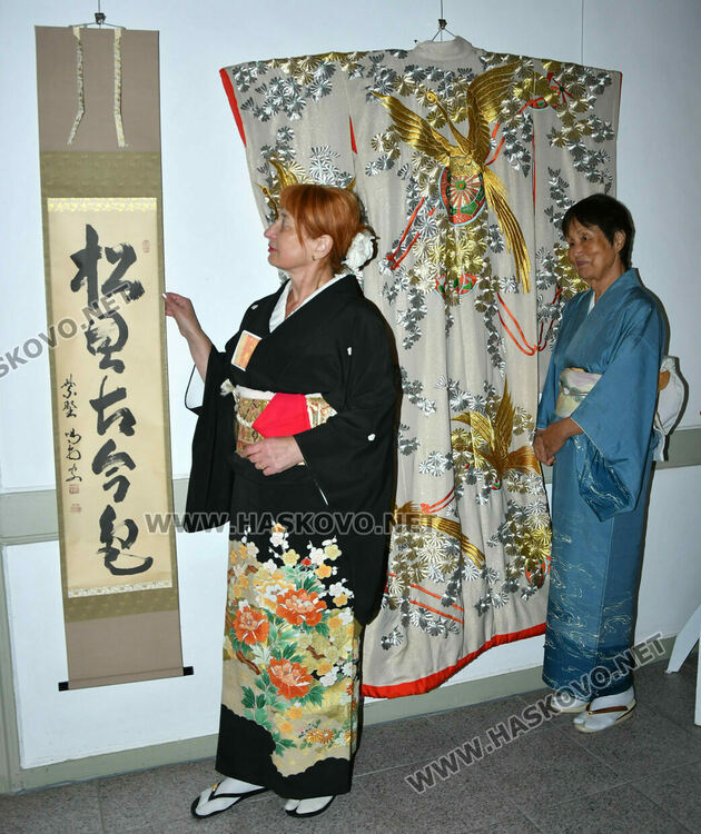 Уникално сватбено кимоно на 101 години е изложено в галерия „Атанас Шаренков“ в Хасково