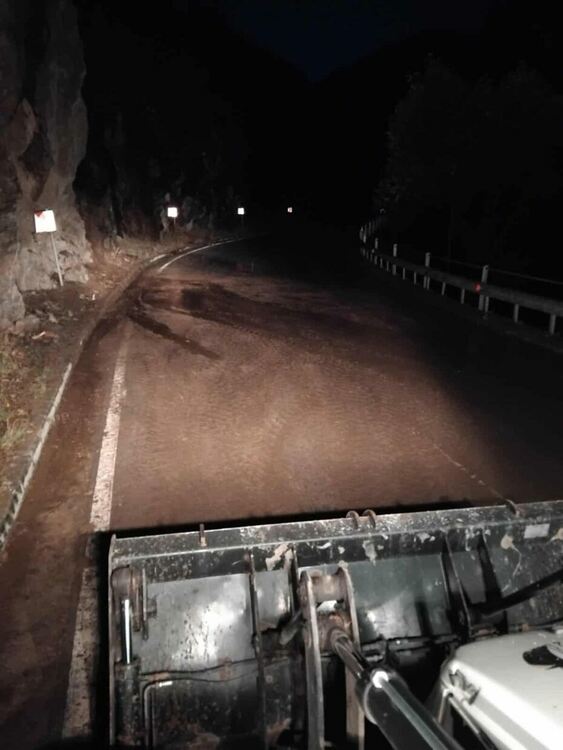 Премахната е скалната маса от пътното платно между Стойките и Широка лъка