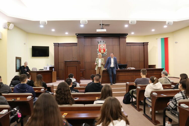 Ученици от ФСГ-Хасково с дискусия за справяне с проблемите на съвременните градове