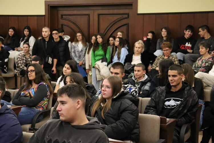 Ученици от ФСГ-Хасково с дискусия за справяне с проблемите на съвременните градове