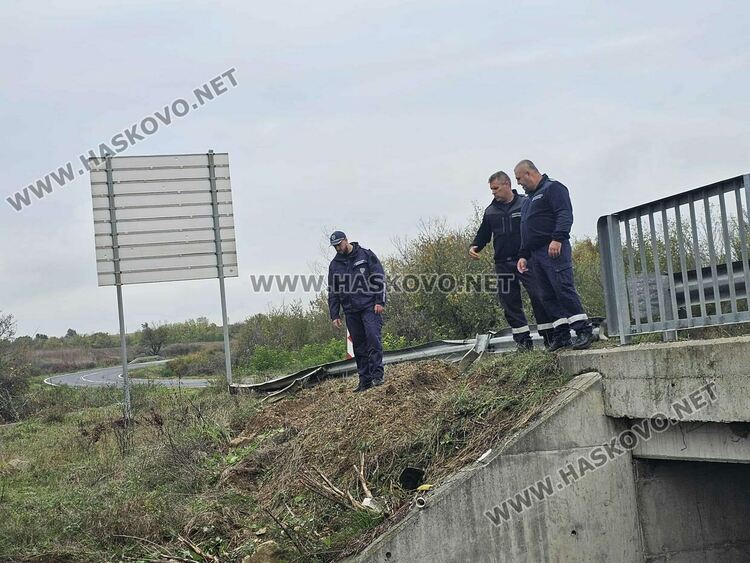 Полицай и двама пожарникари са сред първите, спасявали 14-те пътници от катастрофиралия автобус