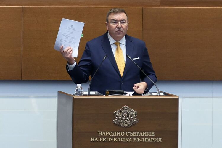 Парламентът отхвърли по-високи заплати за младите лекари – чиновниците и полицаите се оказаха по-важни за властта