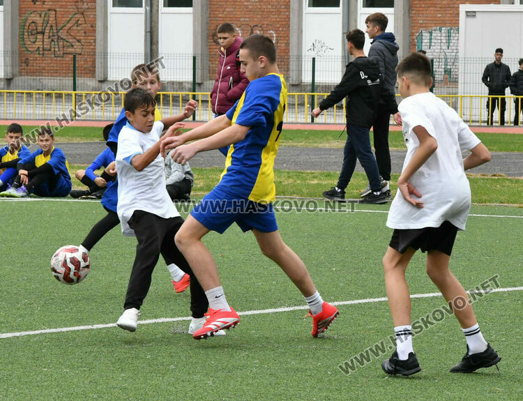 Ударно начало на ученическите игри по футбол