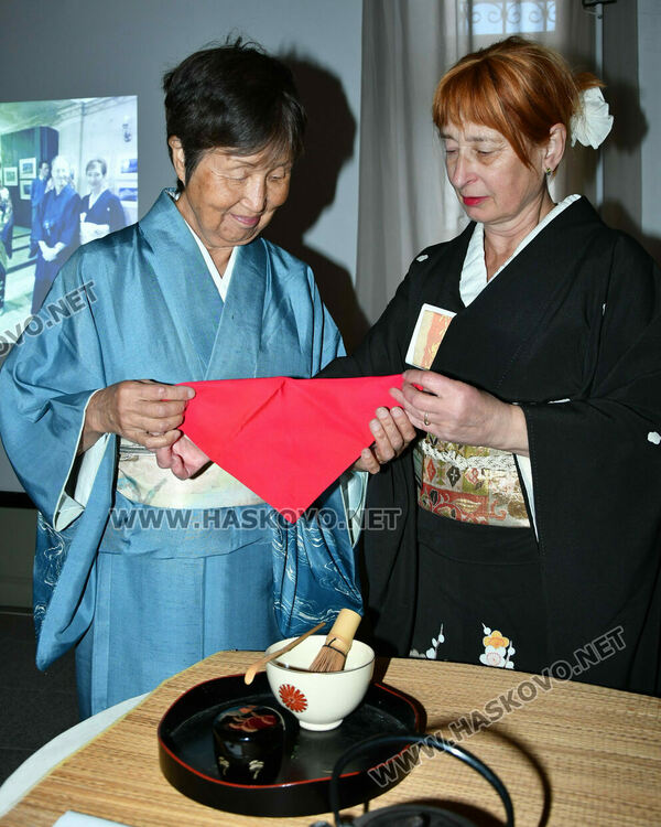 Уникално сватбено кимоно на 101 години е изложено в галерия „Атанас Шаренков“ в Хасково