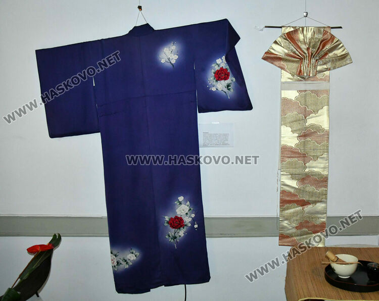 Уникално сватбено кимоно на 101 години е изложено в галерия „Атанас Шаренков“ в Хасково