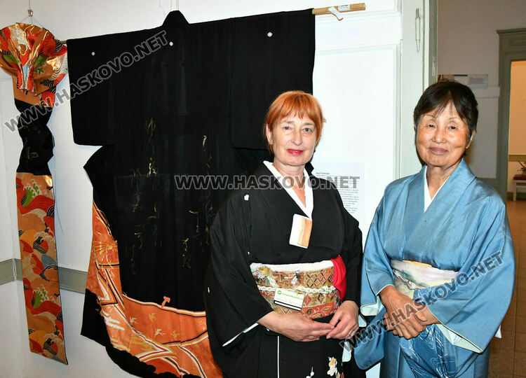 Уникално сватбено кимоно на 101 години е изложено в галерия „Атанас Шаренков“ в Хасково