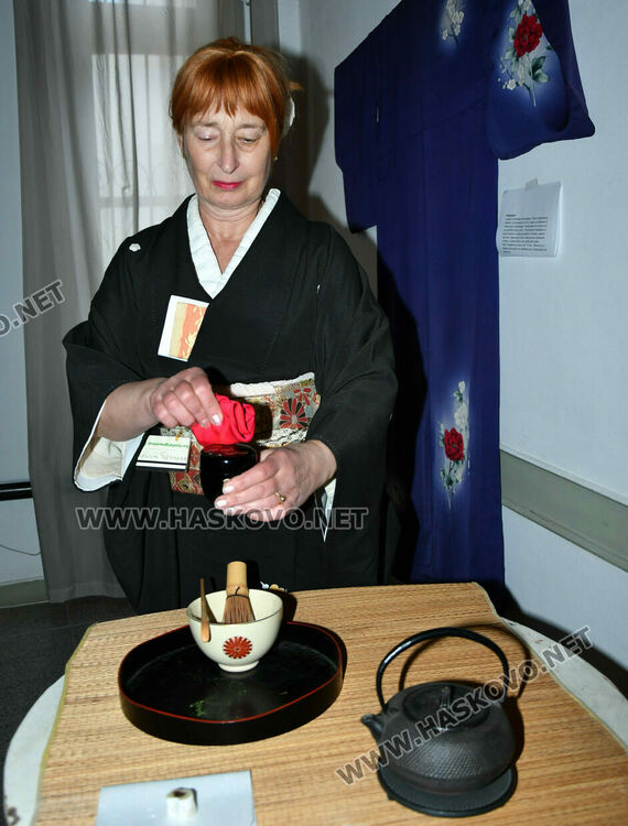 Уникално сватбено кимоно на 101 години е изложено в галерия „Атанас Шаренков“ в Хасково