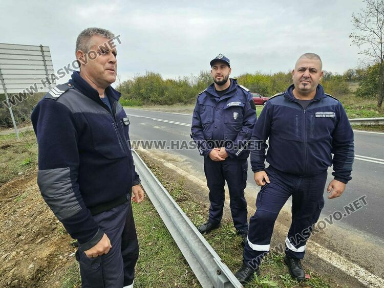 Полицай и двама пожарникари са сред първите, спасявали 14-те пътници от катастрофиралия автобус