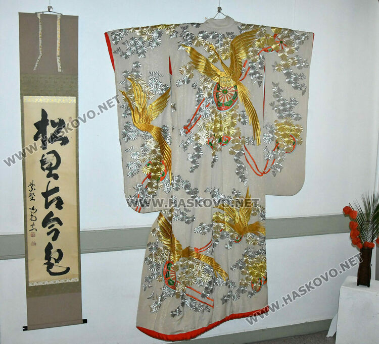 Уникално сватбено кимоно на 101 години е изложено в галерия „Атанас Шаренков“ в Хасково