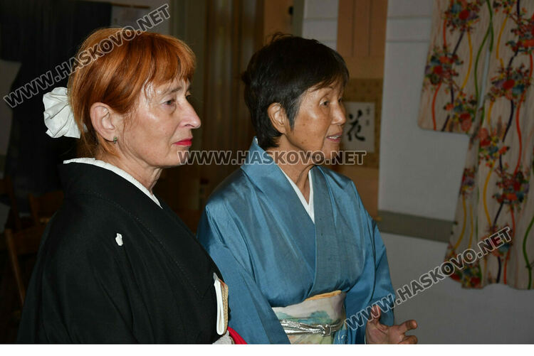 Уникално сватбено кимоно на 101 години е изложено в галерия „Атанас Шаренков“ в Хасково