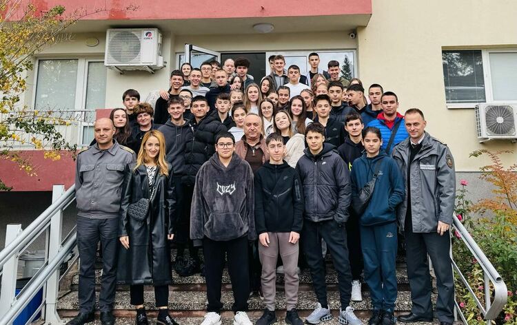 Ученици от ЕГ „Христо Ботев“ участваха в обучение по пожарна безопасност и защита при горски пожари