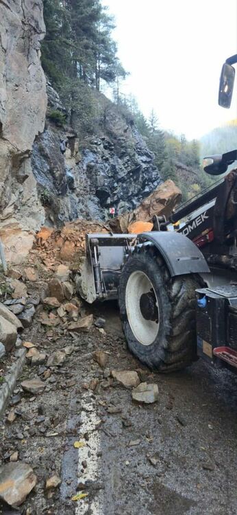Премахната е скалната маса от пътното платно между Стойките и Широка лъка