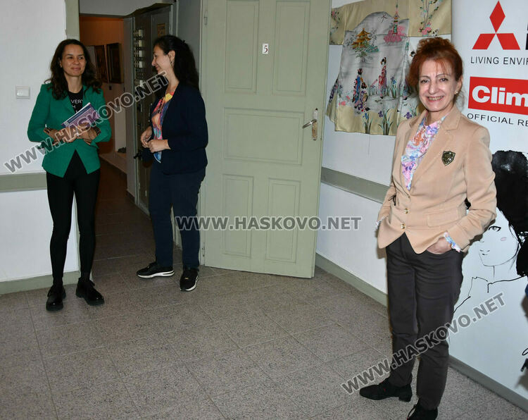 Уникално сватбено кимоно на 101 години е изложено в галерия „Атанас Шаренков“ в Хасково