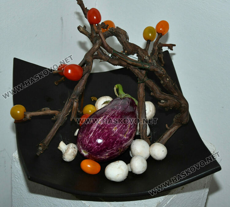 Уникално сватбено кимоно на 101 години е изложено в галерия „Атанас Шаренков“ в Хасково