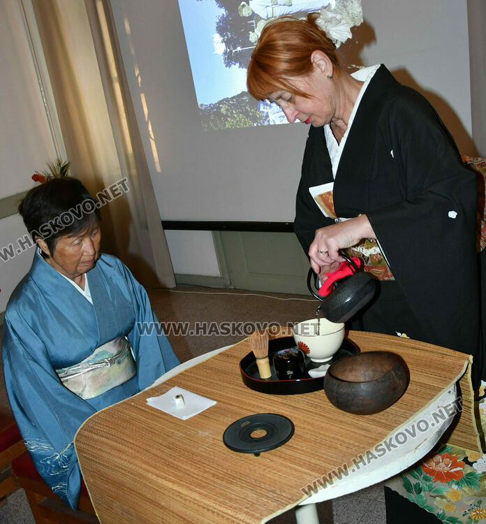 Уникално сватбено кимоно на 101 години е изложено в галерия „Атанас Шаренков“ в Хасково