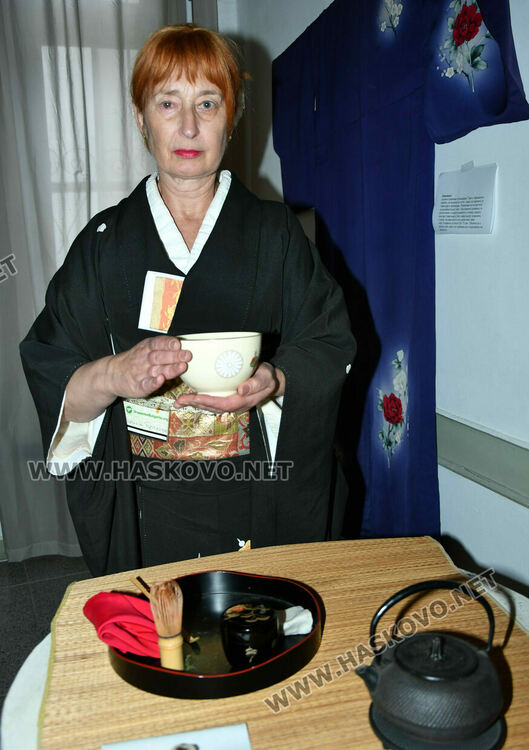 Уникално сватбено кимоно на 101 години е изложено в галерия „Атанас Шаренков“ в Хасково