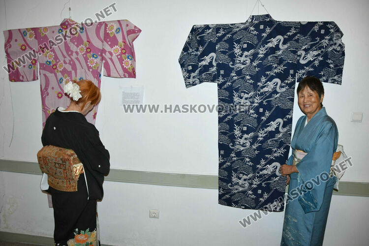 Уникално сватбено кимоно на 101 години е изложено в галерия „Атанас Шаренков“ в Хасково