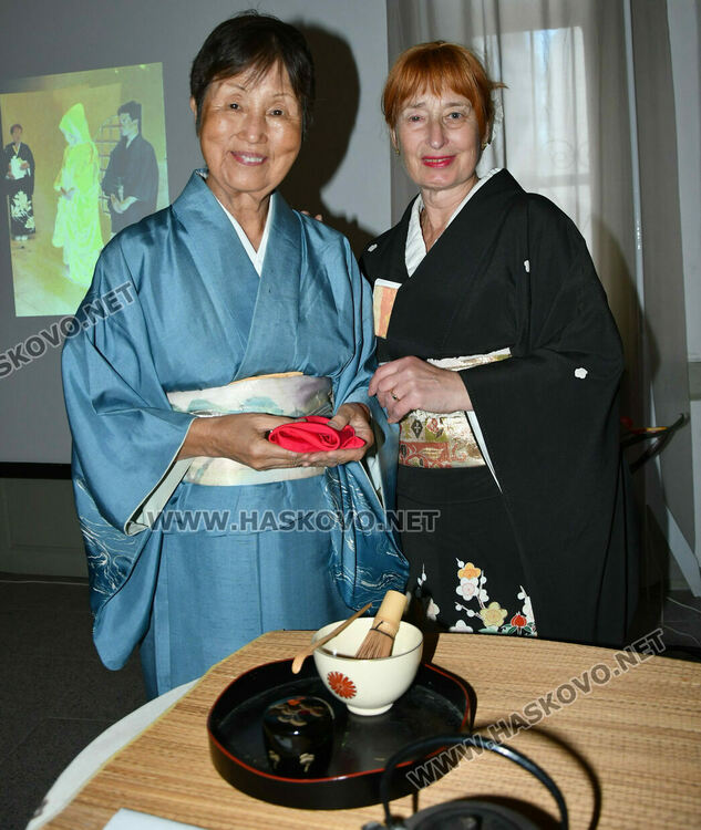 Уникално сватбено кимоно на 101 години е изложено в галерия „Атанас Шаренков“ в Хасково