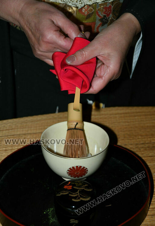 Уникално сватбено кимоно на 101 години е изложено в галерия „Атанас Шаренков“ в Хасково