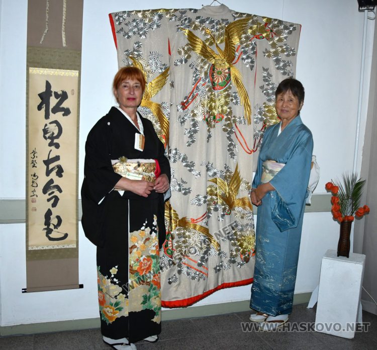 Уникално сватбено кимоно на 101 години е изложено в галерия „Атанас Шаренков“ в Хасково