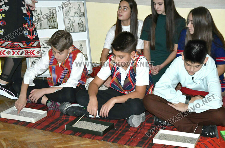 Ученици от ПМГ пресъздадоха борбата за светско образование в открит урок по родолюбие