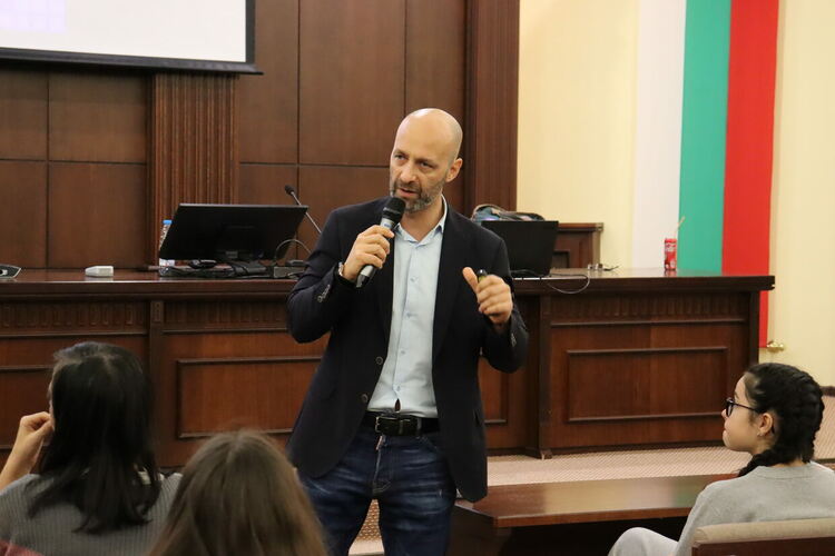 Проф. д-р Савов: Изкуственият интелект се използва в пъти по-добре от престъпните организации