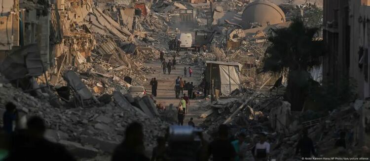 Израел извърши нови удари срещу град Газа и други цели в анклава.