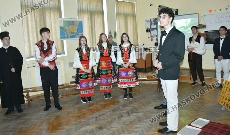 Ученици от ПМГ пресъздадоха борбата за светско образование в открит урок по родолюбие 