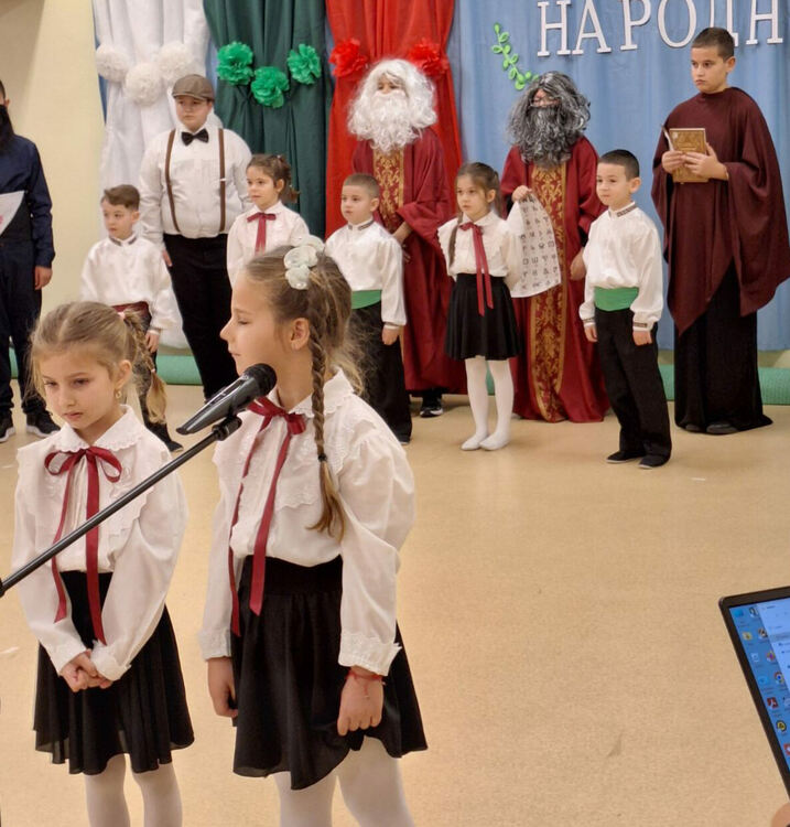 Ученици и деца от Хасково отбелязаха Деня на народните будители по неповторим начин