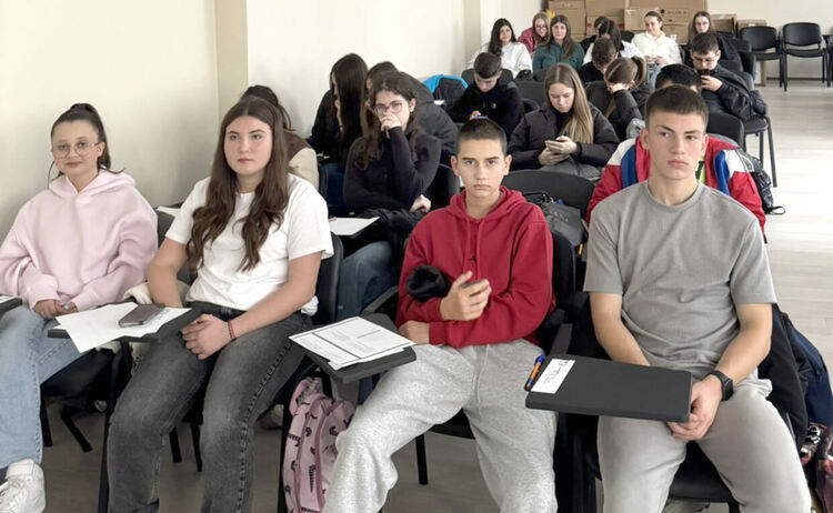 Ученици от ФСГ-Хасково с открит урок „Будителите на България – в миналото и днес“