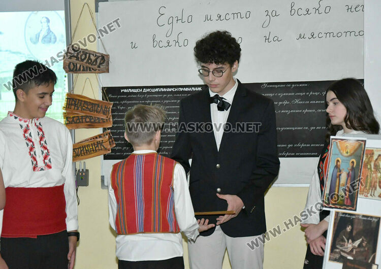 Ученици от ПМГ пресъздадоха борбата за светско образование в открит урок по родолюбие