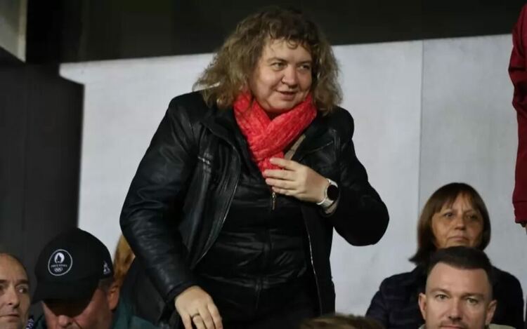 Червеното ѝ отива. Но други са модните цветове.