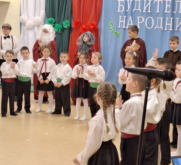 Ученици и деца от Хасково отбелязаха Деня на народните будители по неповторим начин