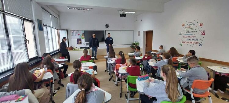 Беседи с ученици по пътна безопасност и превенция на агресията 