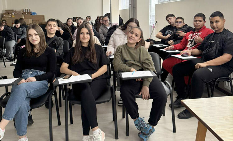 Ученици от ФСГ-Хасково с открит урок „Будителите на България – в миналото и днес“