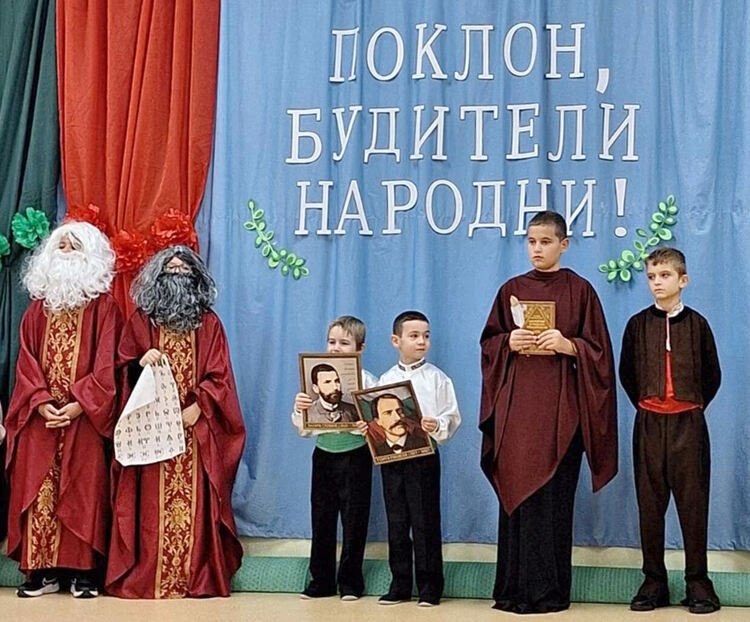 Ученици и деца от Хасково отбелязаха Деня на народните будители по неповторим начин