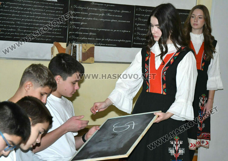 Ученици от ПМГ пресъздадоха борбата за светско образование в открит урок по родолюбие