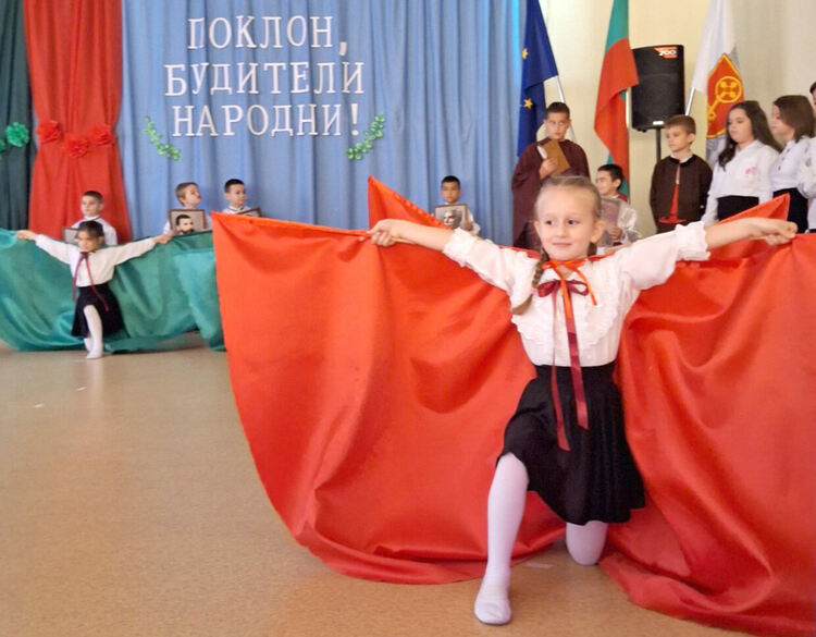 Ученици и деца от Хасково отбелязаха Деня на народните будители по неповторим начин