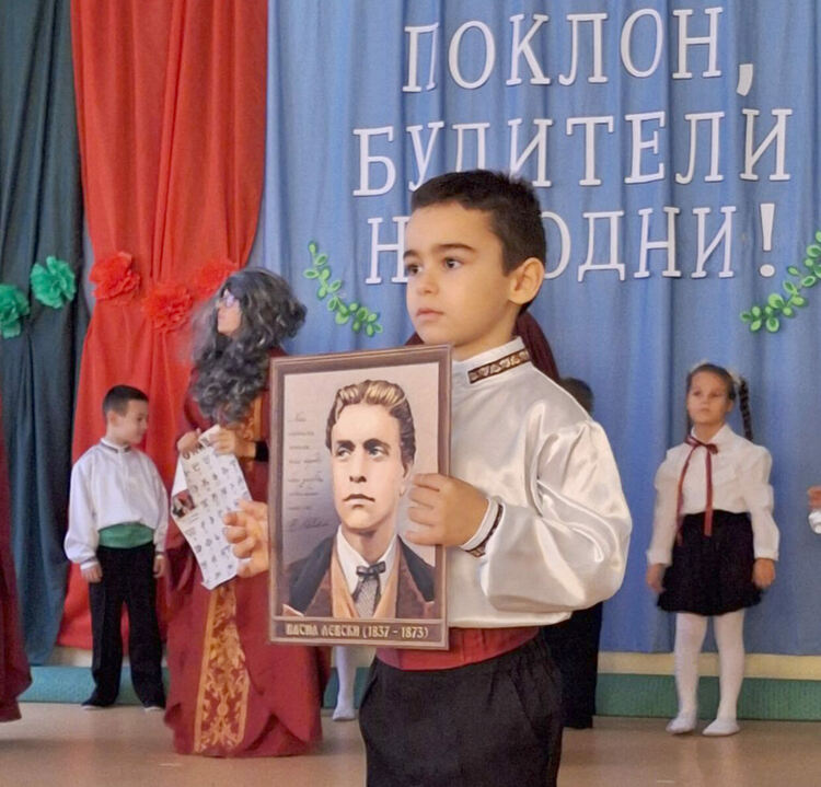 Ученици и деца от Хасково отбелязаха Деня на народните будители по неповторим начин