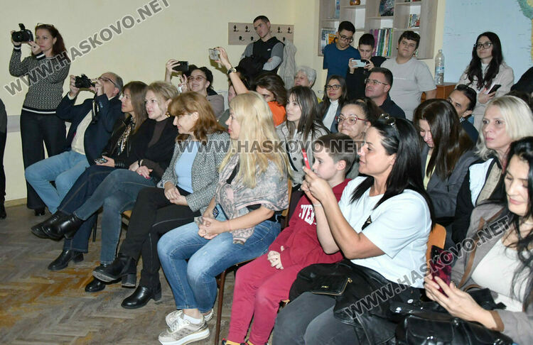 Ученици от ПМГ пресъздадоха борбата за светско образование в открит урок по родолюбие 