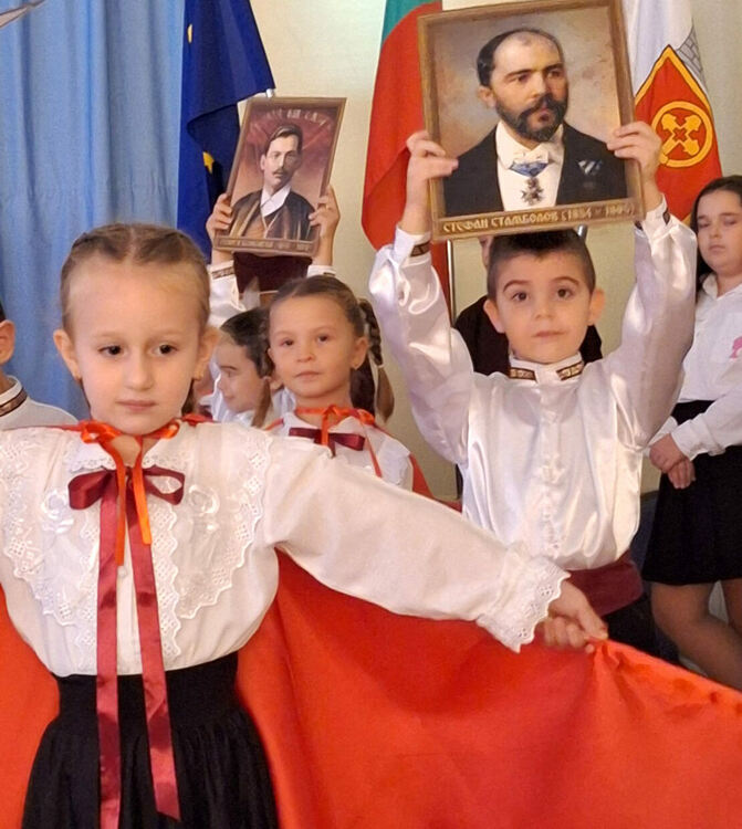 Ученици и деца от Хасково отбелязаха Деня на народните будители по неповторим начин