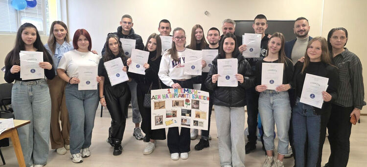 Ученици от ФСГ-Хасково с открит урок „Будителите на България – в миналото и днес“