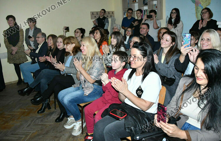 Ученици от ПМГ пресъздадоха борбата за светско образование в открит урок по родолюбие