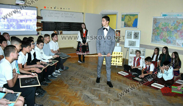 Ученици от ПМГ пресъздадоха борбата за светско образование в открит урок по родолюбие 