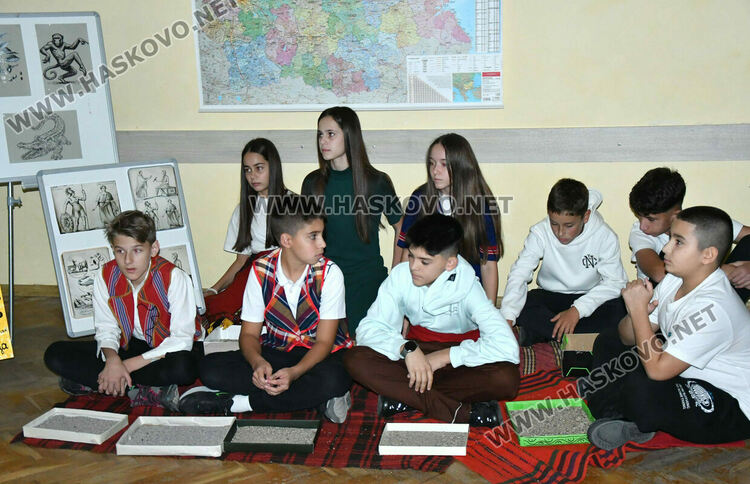 Ученици от ПМГ пресъздадоха борбата за светско образование в открит урок по родолюбие 
