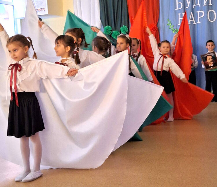 Ученици и деца от Хасково отбелязаха Деня на народните будители по неповторим начин