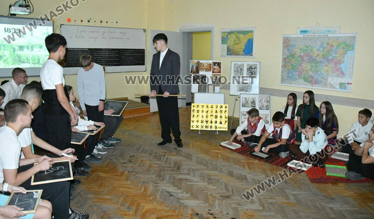 Ученици от ПМГ пресъздадоха борбата за светско образование в открит урок по родолюбие