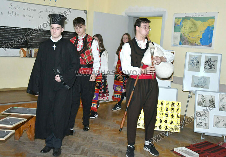 Ученици от ПМГ пресъздадоха борбата за светско образование в открит урок по родолюбие 